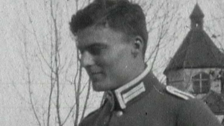Ein uniformierter Soldat auf einem schwarz-weiß Bild. (Foto: SWR – Screenshot aus der Sendung)