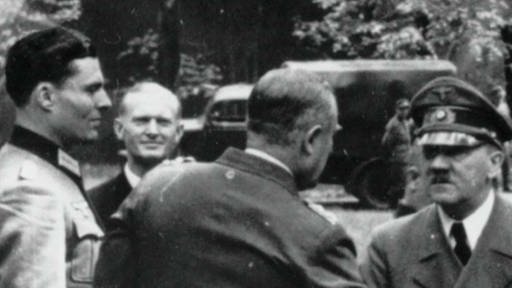 Stauffenberg beim Treffen mit Hitler (Foto: Ullstein)