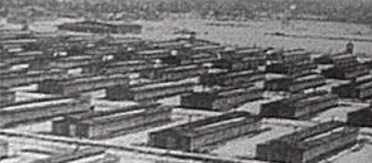 schwarz weiß Bild von Lagerbaracken im Konzentrationslager (Foto: USIS)