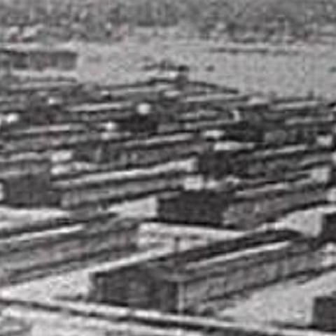 schwarz weiß Bild von Lagerbaracken im Konzentrationslager