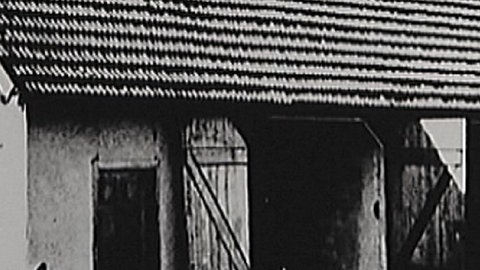 Schwarz-weiß Bild einer Scheune.