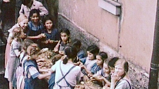 Kinder beim Leistungs-Kartoffelschälen.