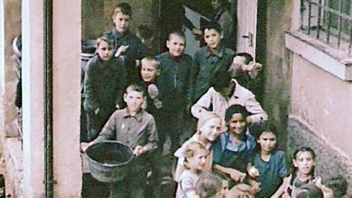 Kinder beim Leistungs-Kartoffelschälen.