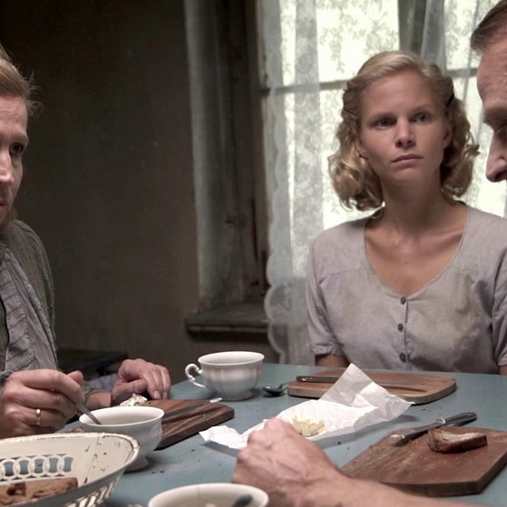 Ida Timmer und ihre Eltern am Esstisch.