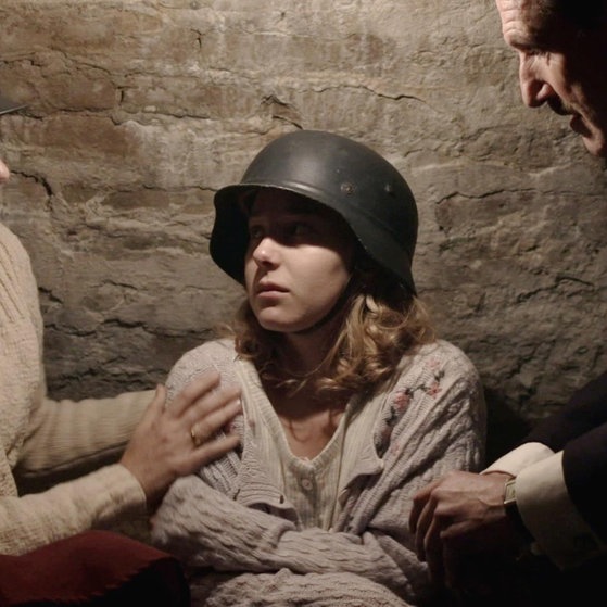 Familie mit Schutzhelmen im Keller.