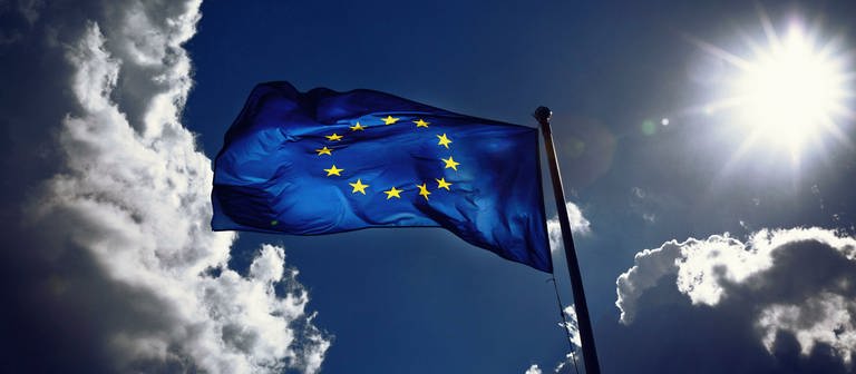 Europaflagge vor Himmel mit Sonne und Wolken (Foto: WDR/Martin Schroeder)