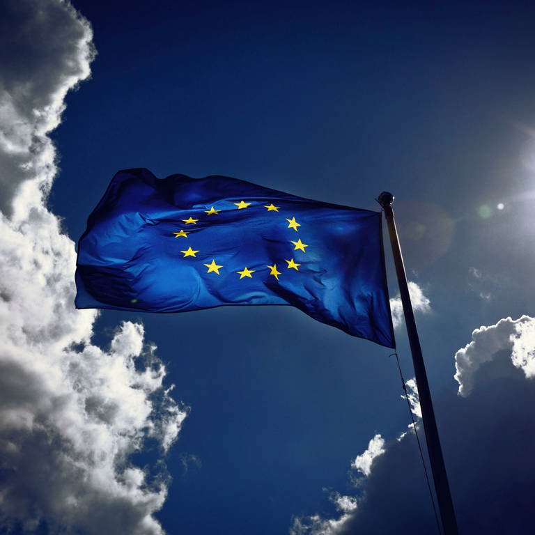 Europaflagge vor Himmel mit Sonne und Wolken (Foto: WDR/Martin Schroeder)