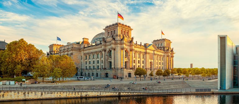 Blick auf das Reichstagsgebäude in Berlin (Foto: picture-alliance/Zoonar/Frank Peters)