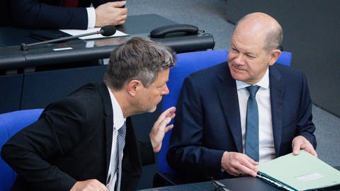 Bundeskanzler Olaf Scholzund Wirtschafts- und Klimaminister Robert Habeck während einer Debatte im Bundestag. (Foto: IMAGO, IMAGO/Political-Moments)
