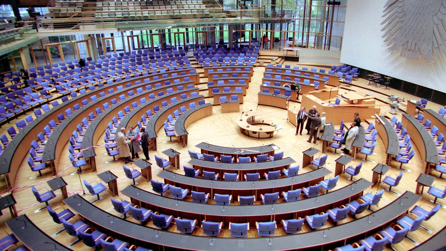 Der Plenarsaal im Deutschen Bundestag: Blaue Stühle im Kreis angeordnet. (Foto: IMAGO, imago/bonn-sequenz)