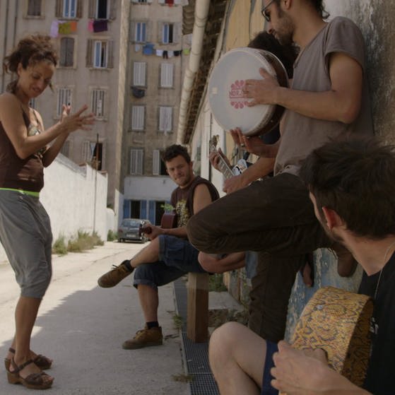 Eine Gruppe Jugendlicher in einer Seitenstraße. (Foto: SWR - Screenshot aus der Sendung)