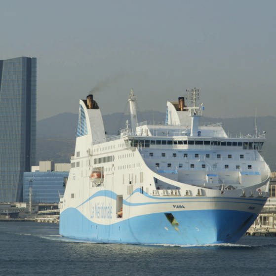 Großes blau-weißes Fährschiff , im Hintergrund ein futuristisches Hochhaus. (Foto: SWR – Screenshot aus der Sendung)