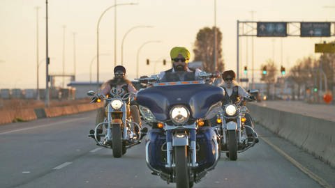 Drei Männer fahren auf einem Highway in Richtung der Kamera Motorrad (Foto: SWR - Screenshot aus der Sendung)