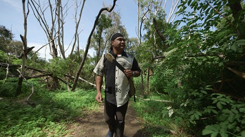 Ein Mann läuft durch den australischen Busch.