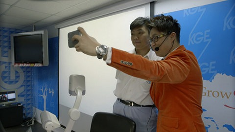 Zwei Männer machen ein Selfie.