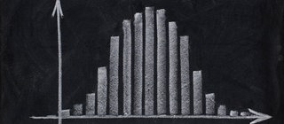 Die Normalverteilung wird durch eine Glockenkurve dargestellt. Sie ist ein wichtiger Bestandteil von statistischen Auswertungen.