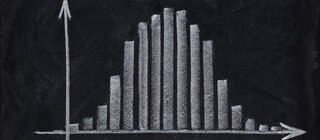 Die Normalverteilung wird durch eine Glockenkurve dargestellt. Sie ist ein wichtiger Bestandteil von statistischen Auswertungen.