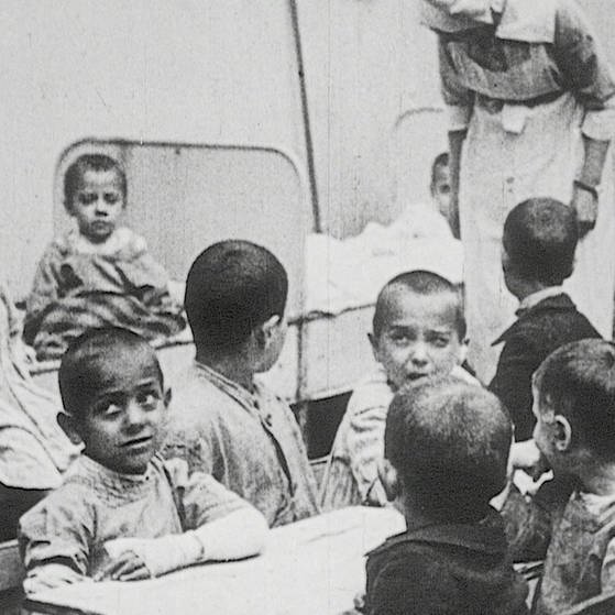 Kinder in einem Kinderheim (Foto: SWR – Screenshot aus der Sendung)