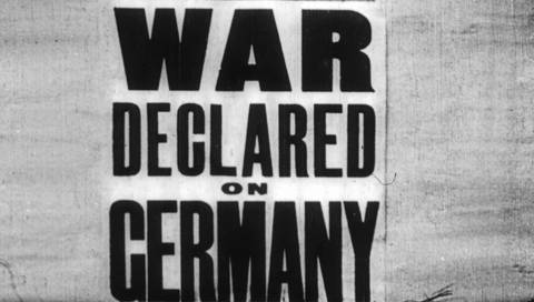 Kriegsplakat: War declared on Germany (Foto: SWR – Screenshot aus der Sendung)