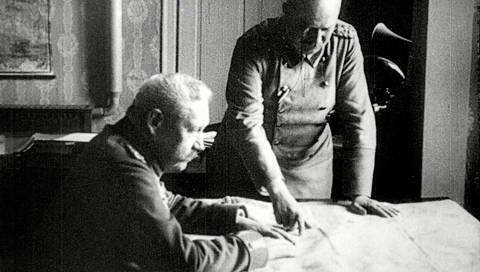 von Hindenburg u. Ludendorff über Karte gebeugt (Foto: SWR – Screenshot aus der Sendung)