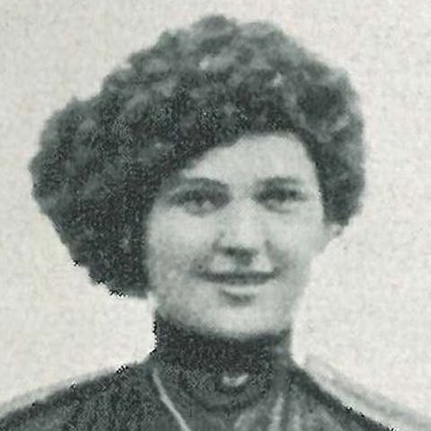Schwarz-weiß Fotografie einer jungen Frau, die in die Kamera lächelt (Foto: Public Domain)
