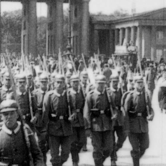 Marschierende Soldaten (Foto: SWR – Screenshot aus der Sendung)