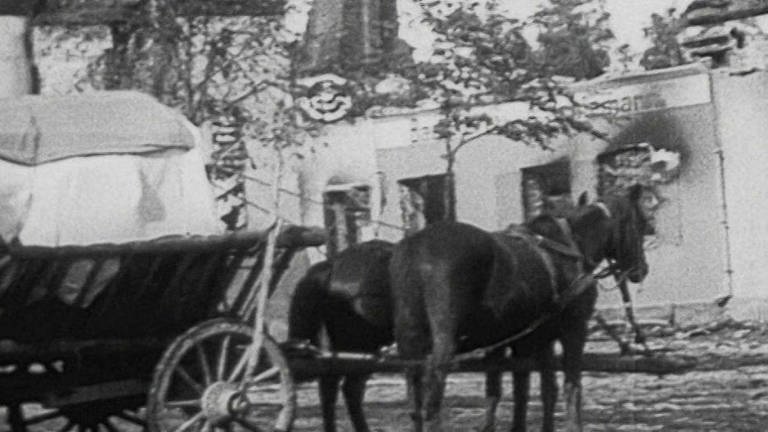 Schwarz-weiß Bild von Menschen während des Ersten Weltkriegs. (Foto: SWR – Screenshot aus der Sendung)