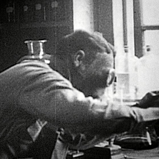 Mann mit Gasmaske experimentiert im Labor