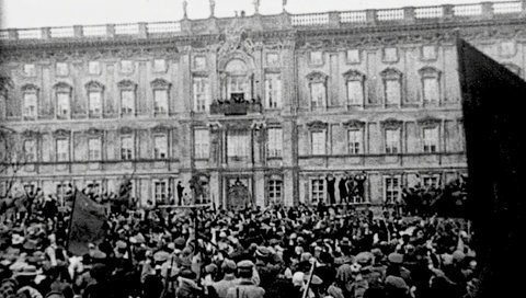 Menschenmenge - Ausrufung der bürgerlichen Republik