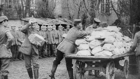 Ausrüstung wird an die Soldaten verteilt