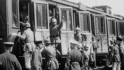Soldaten steigen in Zug ein