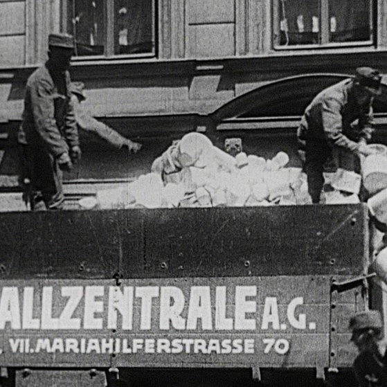 Metallwaren werden auf LKW geladen