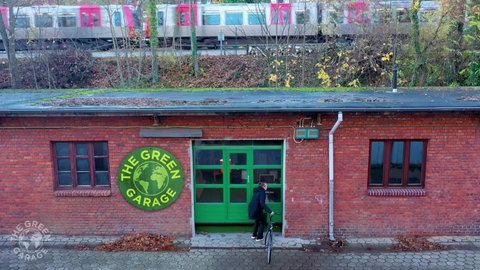 Backsteingarage, an der links daneben ein Schild mit der Aufschgrift 