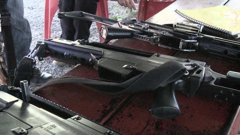 Zwei Sturmgewehre auf einem Tisch. (Foto: SWR – Screenshot aus der Sendung)