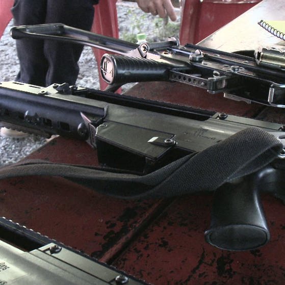 Zwei Sturmgewehre auf einem Tisch. (Foto: SWR – Screenshot aus der Sendung)
