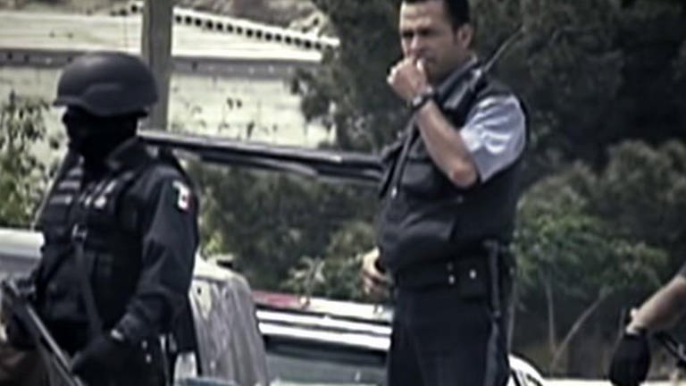 Bewaffnete Beamten (Foto: SWR – Screenshot aus der Sendung)
