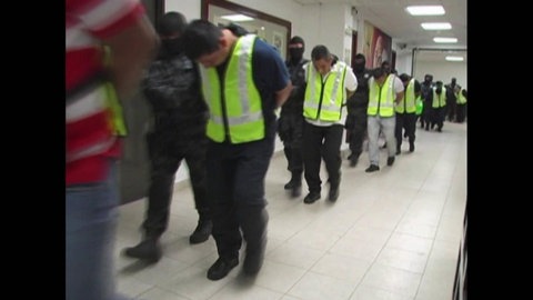 Männer in dunkler Kleidung und Warnwesten werden abgeführt. (Foto: SWR – Screenshot aus der Sendung)