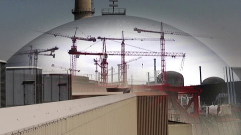 Kuppel eines Kraftwerks, davor Kräne.