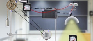 In der Simulation Energie-Labor kann die Energieumwandlung erforscht werden. Verschiedene Energieformen können mithilfe von Energiewandlern wie einem Dynamo oder einer Lampe umgewandelt werden.
