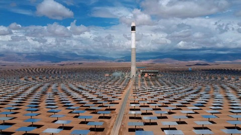 Solarthermiekraftwerk mit Turm in der Mitte.