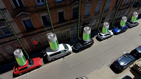 Montage: Parkende Autos mit Energiespeicher auf dem Dach.