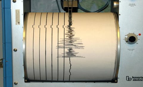 Seismograph, der gerade ein Erdbeben auf eine Papierrolle skizziert. (Foto: ddp)