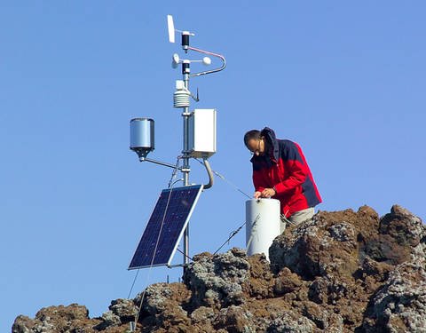 Ein Forscher kontrolliert einen Seismographen an der Flanke eines Vulkans. (Foto: Mauritius)