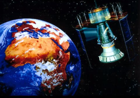 In der rechten Bildhälfte ein Satellit im All, in der linken Bildhälfte die Erde mit den Umrissen Afrikas aus dem All. (Foto: dpa)