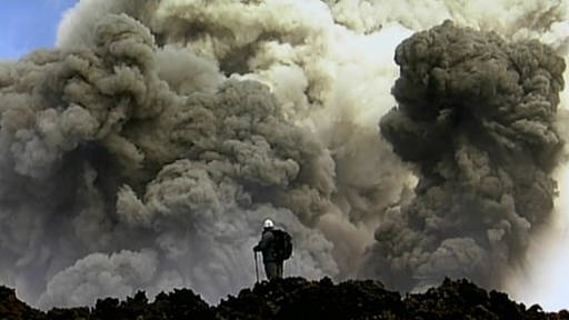 Vulkanausbruch – ein Mann steht vor einer großen Rauchwolke. (Foto: SWR/WDR – Screenshot aus der Sendung)