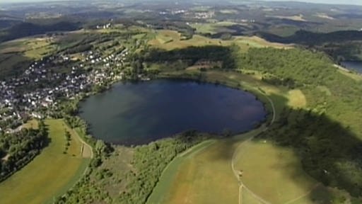 Runder See auf einem Berg. (Foto: SWR/WDR – Screenshot aus der Sendung)