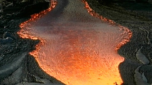 Rot glühender Lavastrom.