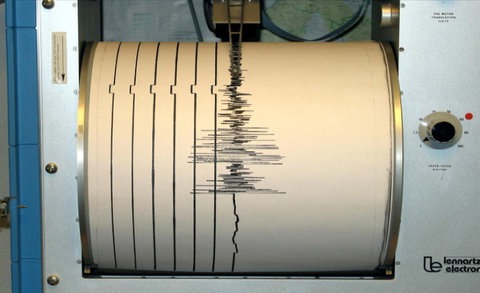 Seismograph, der gerade ein Erdbeben auf eine Papierrolle skizziert.