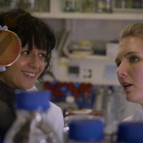 Zwei Frauen in Labor. (Foto: SWR – Screenshot aus der Sendung)