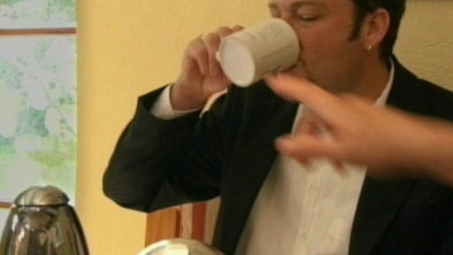 Ein Mann sitzt am Tisch und trinkt aus einer Tasse. Vor ihm zwei Thermoskannen. (Foto: SWR/WDR)